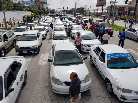 Paro de buses y taxis en Honduras, policías garantizan seguridad